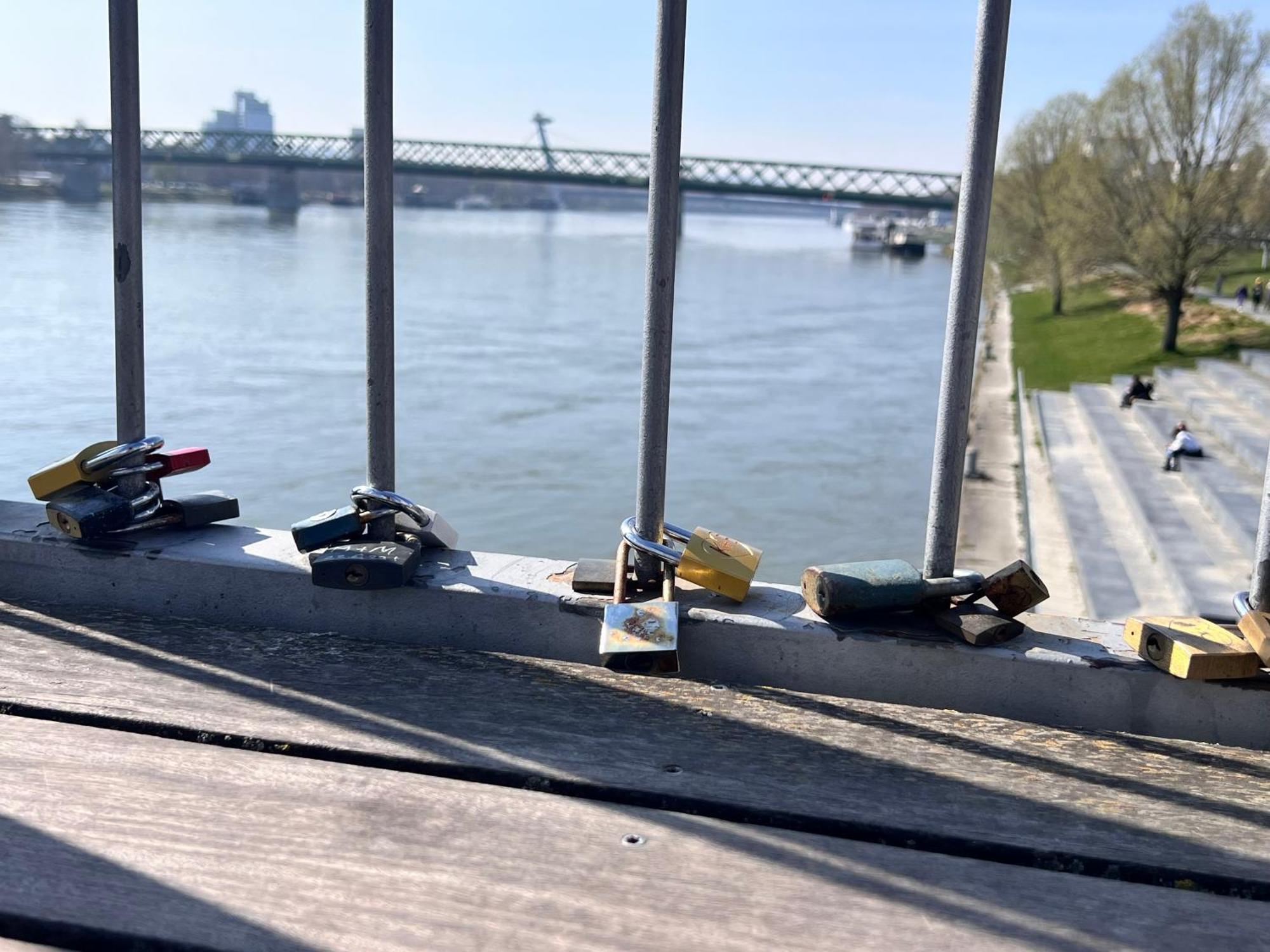 River Front Mezonet Eurovea Bratislava Luaran gambar